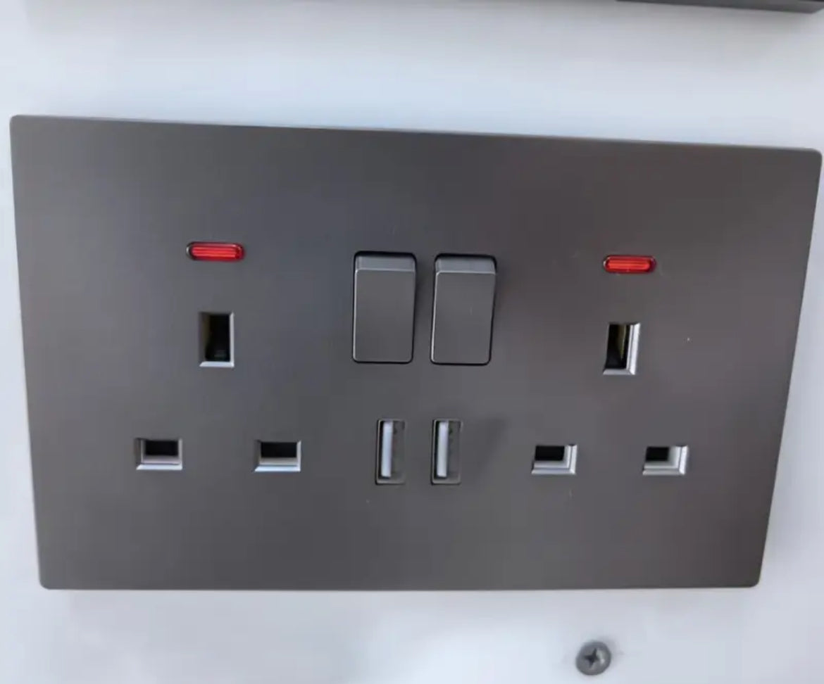 Multi-Functional 2PC UK Standard 2-Open 13A Switch Socket with Dual USB Ports 220-240V