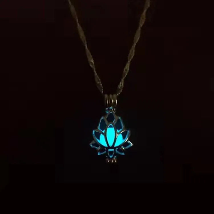 Womens Teen Girls Luminous Moon Necklace Moon Pendants Chain Choker Glow in The Dark