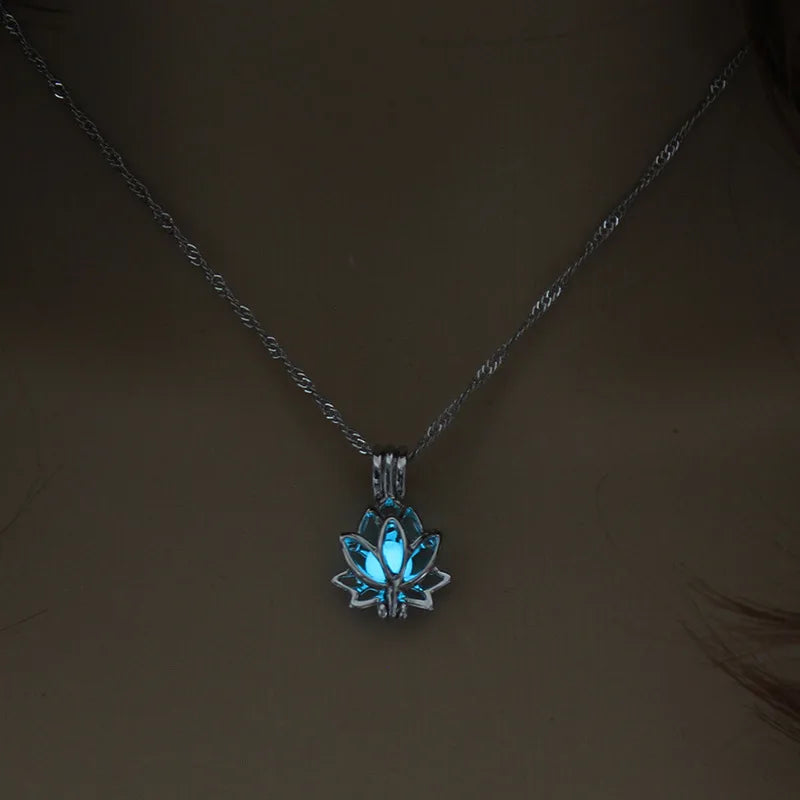 Womens Teen Girls Luminous Moon Necklace Moon Pendants Chain Choker Glow in The Dark